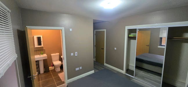 A cozy double-sized room to share with en-suite Main Photo