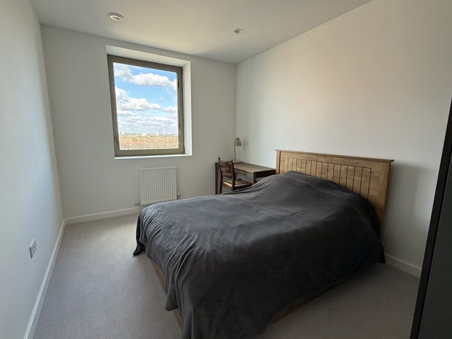 Large double room in luxury modern flat Main Photo