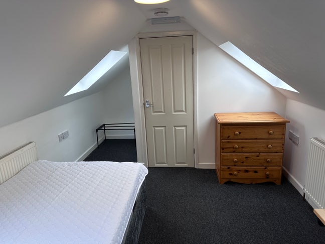 Modern double room available with ensuite.  Main Photo