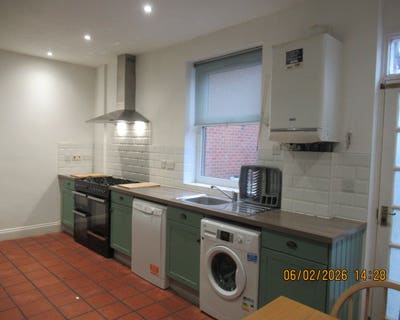 Top Floor Ensuite Spacious Bedroom Main Photo