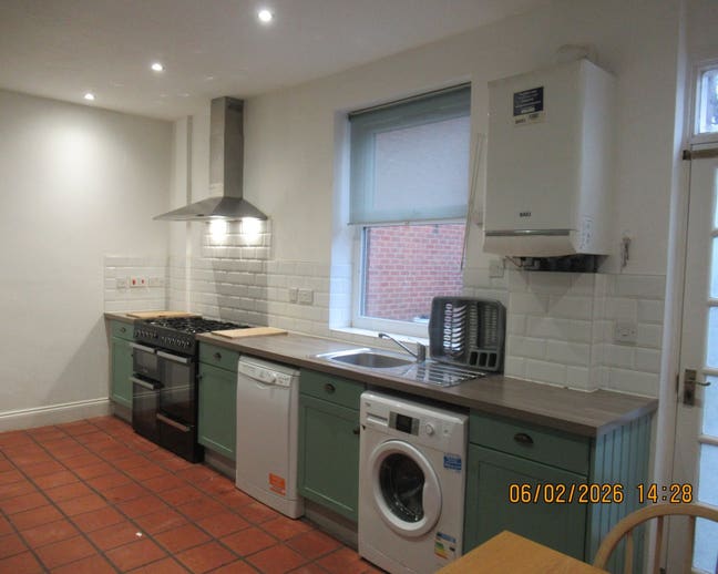 Top Floor Ensuite Spacious Bedroom Main Photo