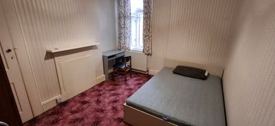 Large Double Room in Shepherds Bush with Bills Inc Main Photo