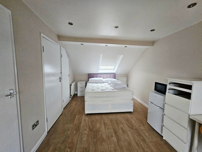 Double bedroom with ensuite in Dollis Hill  Main Photo