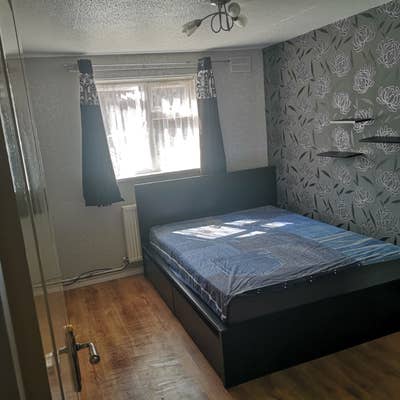 Large bedroom Main Photo