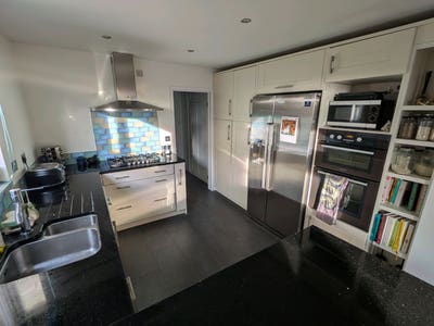 Spacious furnished double room in great location  Main Photo