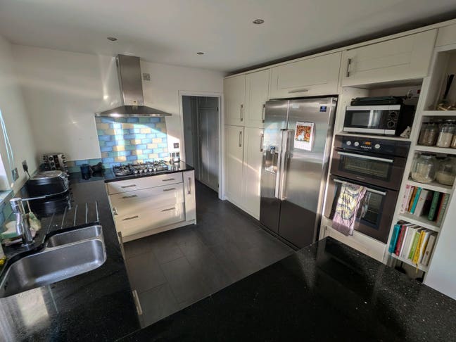 Spacious furnished double room in great location  Main Photo