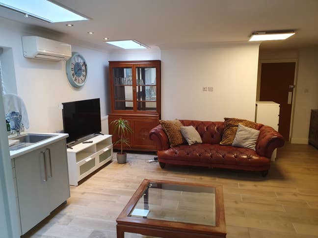 1 Bedroom Furnished Apt Near Custom House Station Main Photo