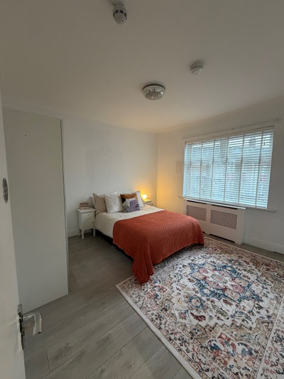 En-suite Double | 20m to London | Family Home Main Photo