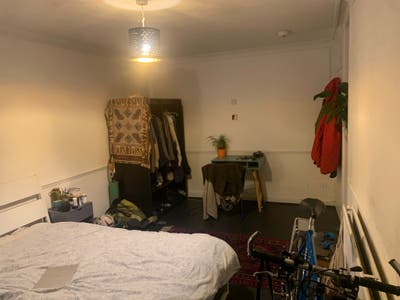 Big room with double bed right next to canal Main Photo