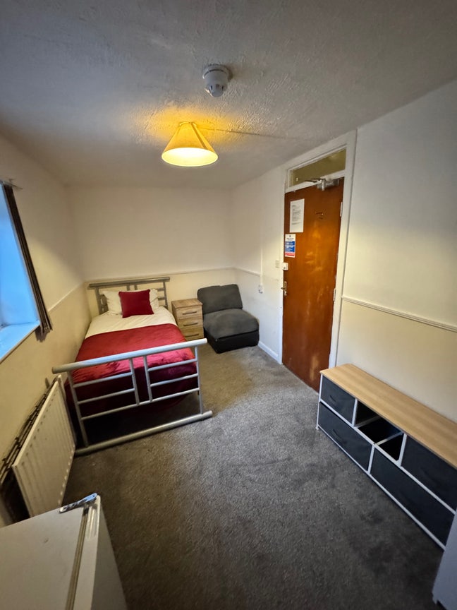 Single Furnished Room Main Photo