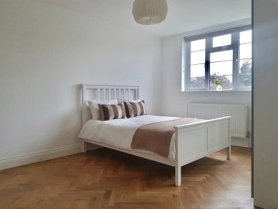 Bright and spacious double room, lots of storage Main Photo