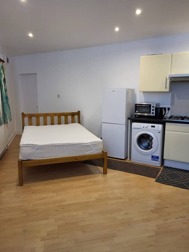 Studio Flat with Parking in HA8 Inc Bills Main Photo
