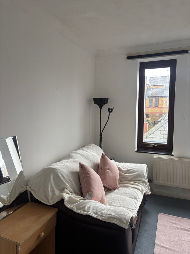 Upstairs room in lovely area  Main Photo