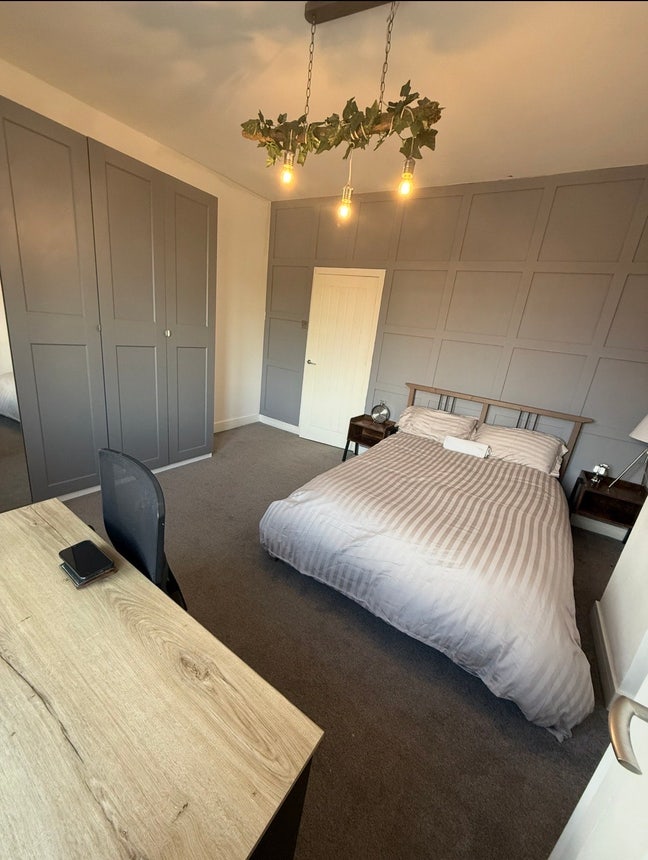 Spacious Room Near City Centre Main Photo