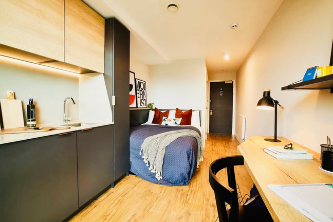 Five-Star Studio- Built In Kitchen-Fridge freezer Main Photo