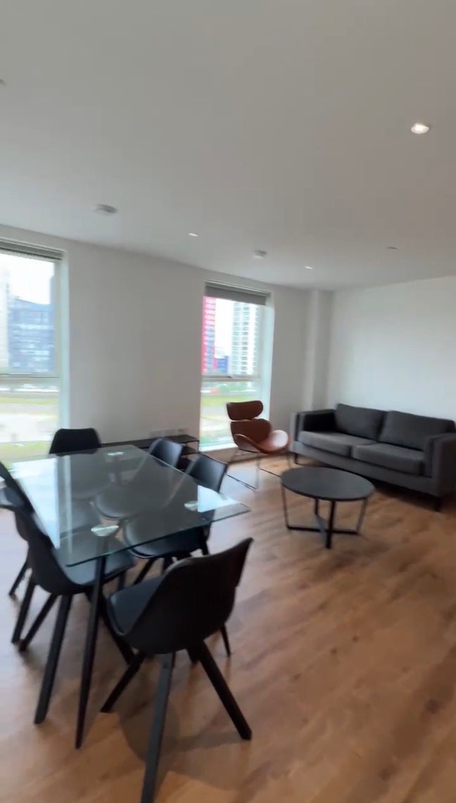 3rd flatmate wanted in a female 3 bed, 2 bath Main Photo