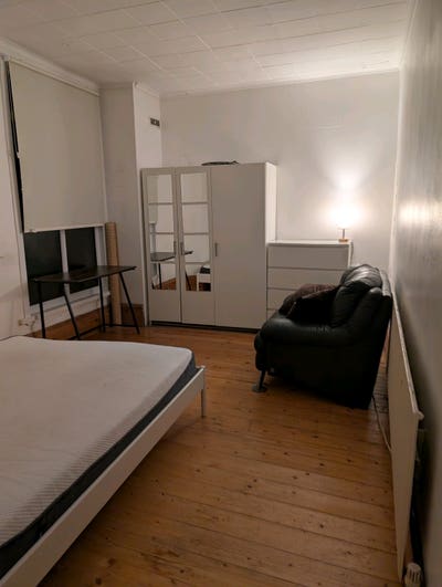 Comfortable double room and well connected Main Photo