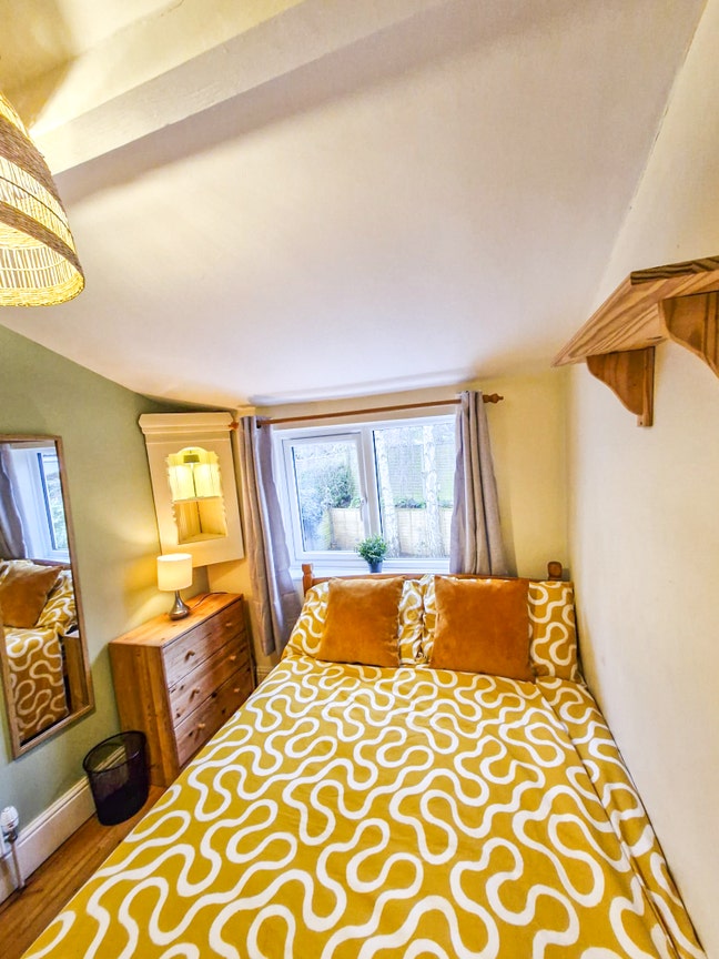  **1 Bedrooms in a House With Character ** Main Photo