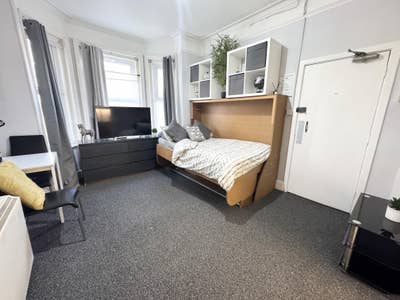 Self contained rooms with Ensuite & Kitchen SO15 Main Photo