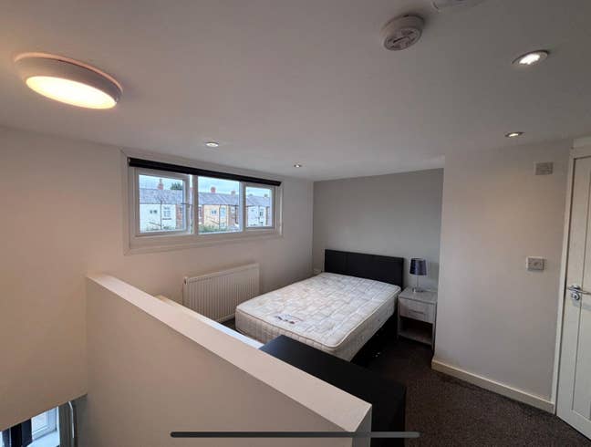 En-Suite room near motorway - OLDHAM Main Photo