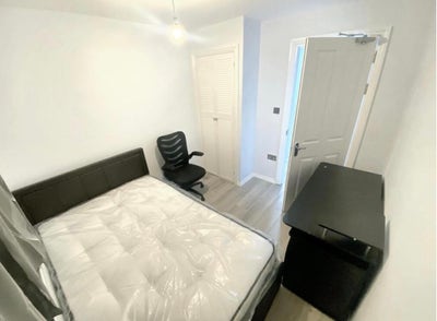 1 double bedroom in 6 en suite house share Main Photo