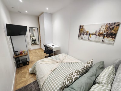 Spacious Double Room with Private Bathroom Main Photo