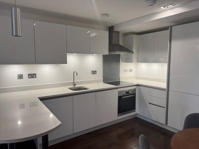 Girls-only Accommodation Available-East London Main Photo