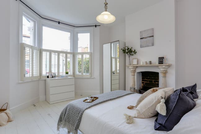 Beautiful large room in period house. Main Photo