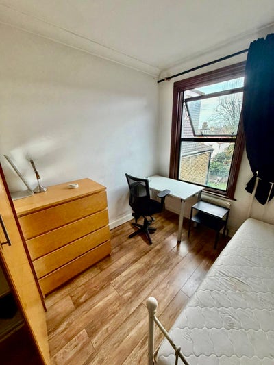 Spacious Room Available in House Share –  SE7 7NL Main Photo