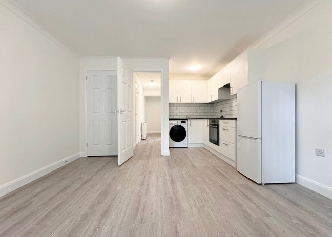 Studio Flat Available in Slough &pound;1050+Bills Main Photo