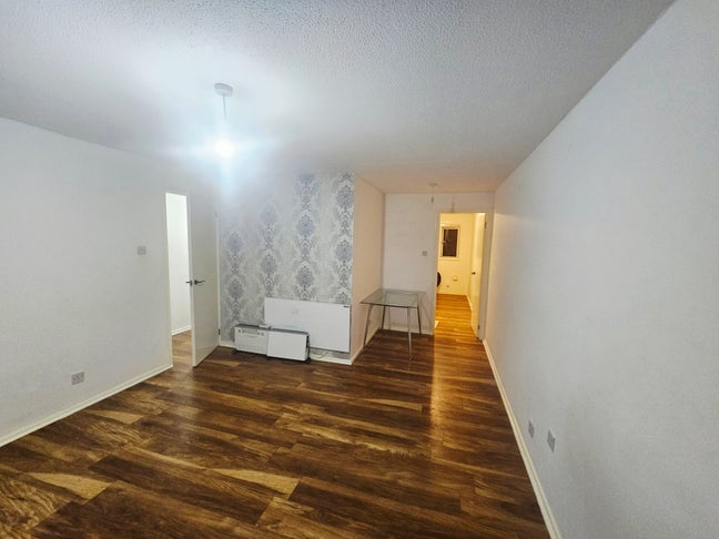 1 Bed Flat with Parking Greenford  Main Photo