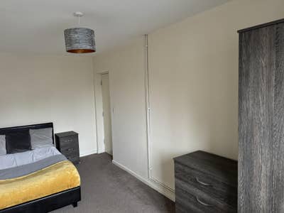 Spacious Room in a Professional House Share Main Photo