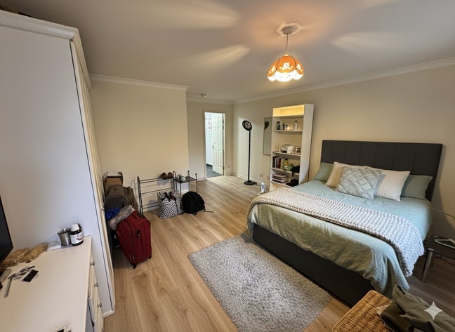 XL En-suite - 5min to DLR - Close to Stores! Main Photo