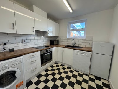 2 Bedroom Flat to Let - Parking Included Main Photo