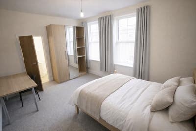 Beautiful en-suite room with TV  Main Photo