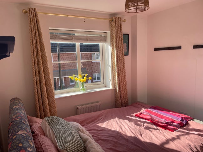 Sunny Double Room in Welcoming Home Main Photo