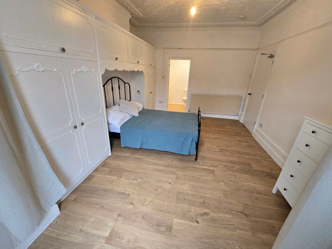 Bright ensuite room bills included Main Photo