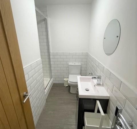 Bright Furnished Room In a Friendly student house Main Photo