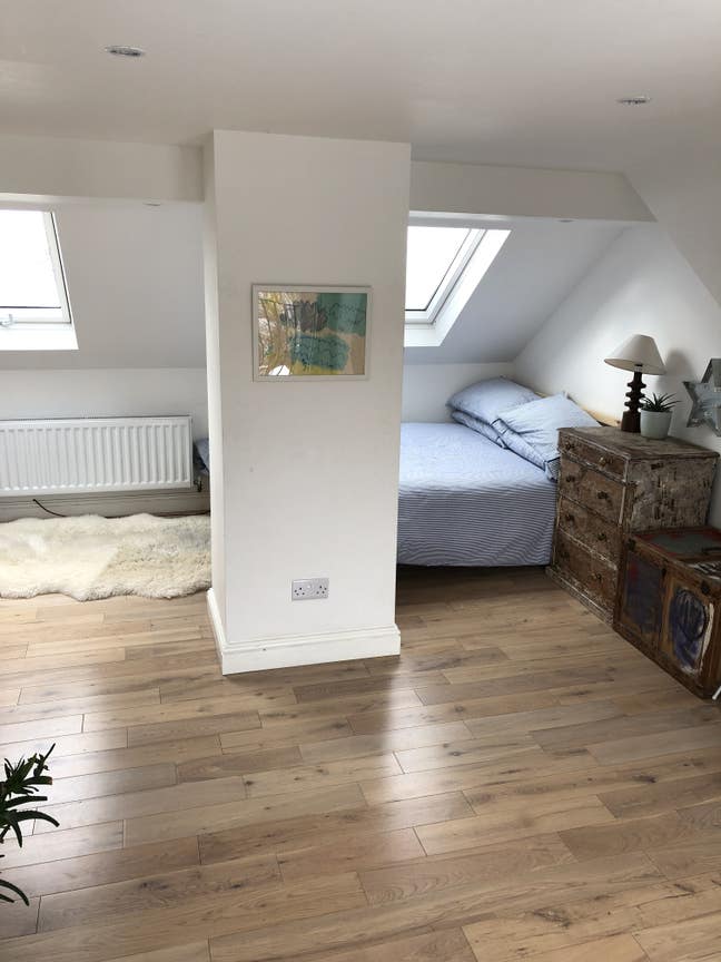 Light airy Loft Room with En Suite Main Photo