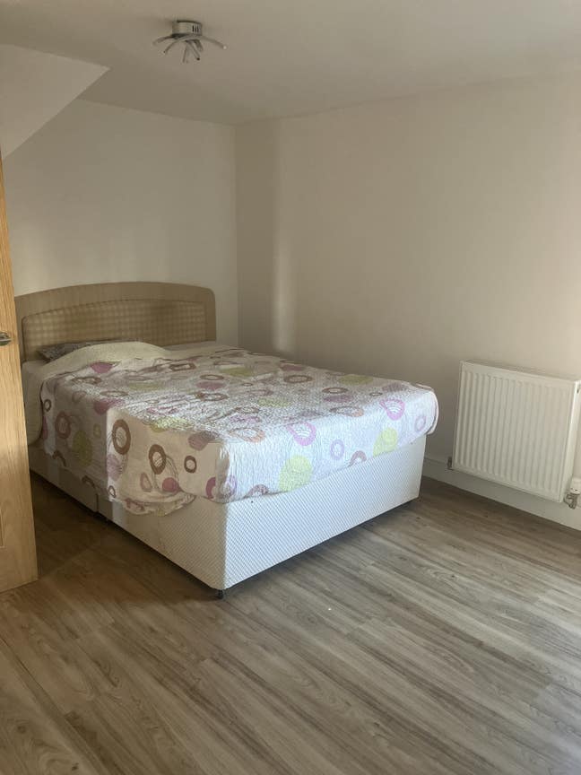 Hi, I'm Sorina. I have a room to rent. Main Photo