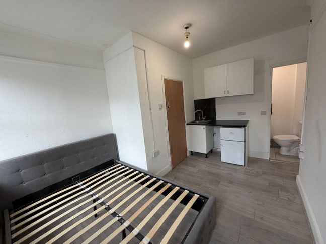 Studio flat to let in Burnt oak  Main Photo