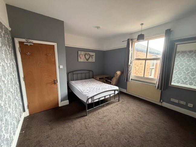 Large Double Room - 1st Month 1/2 Price Main Photo