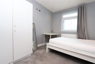 **2 Stunning Double Rooms Next to the City-E1** Main Photo