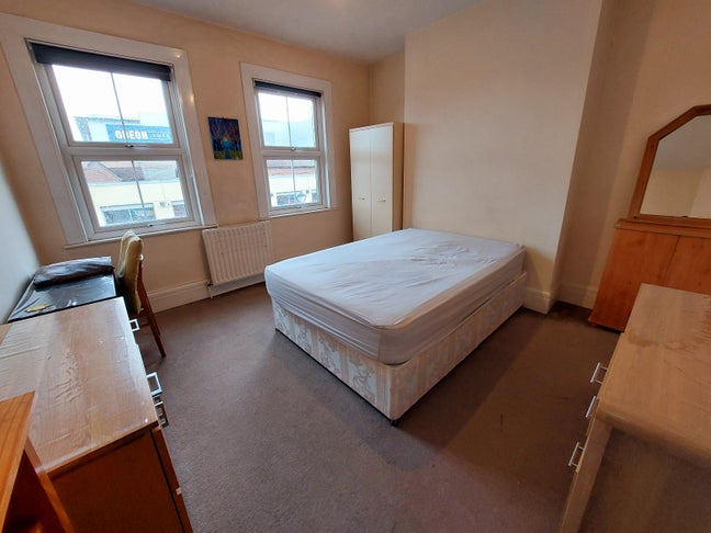 Large Double Room on Uxbridge High Street  Main Photo