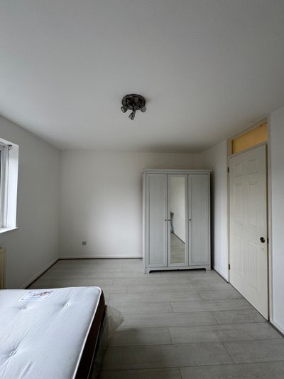 Spare room available Main Photo