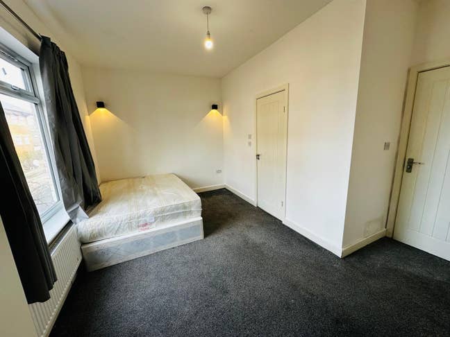 Ensuite room available now, Garden House Uxbri R Main Photo