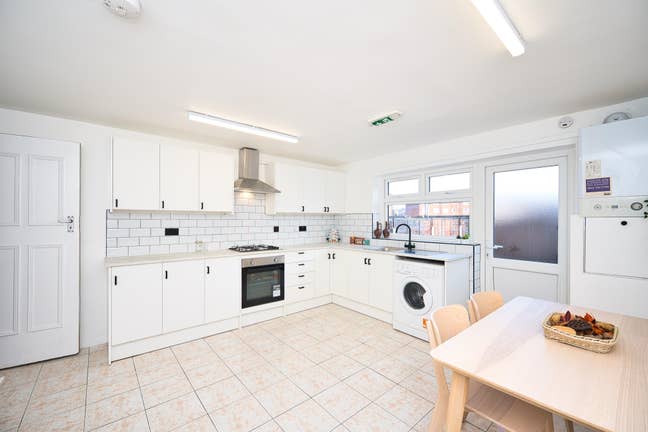 Gorgeous Single RM in a house in Stratford E15 Main Photo