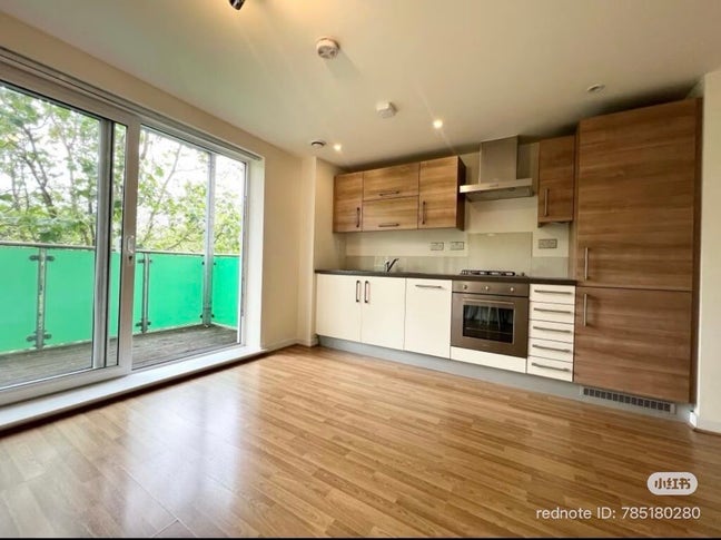 Bright & Modern 1 bed flat with Balcony-Mile End Main Photo