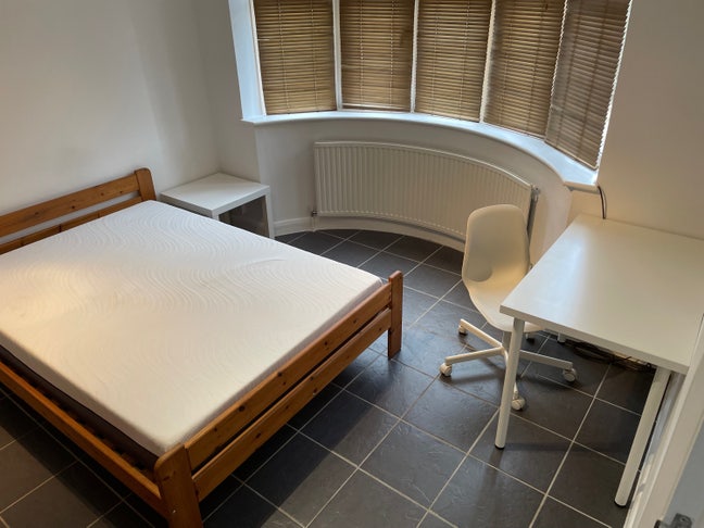 Double Room | Bills Included | 6 mins to Station Main Photo