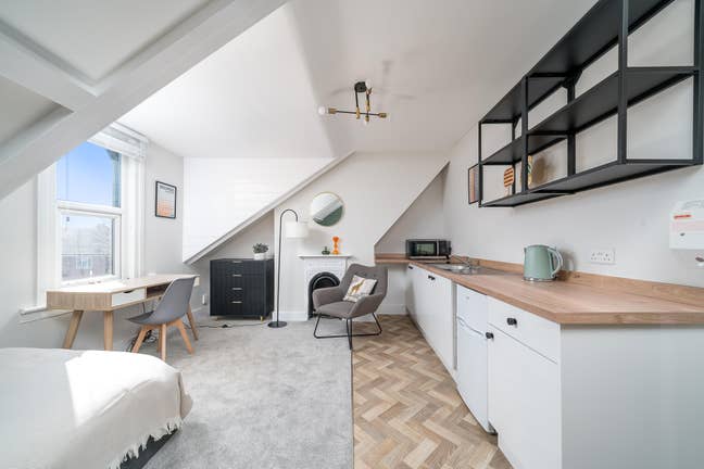 Refurbished Rooms next to Train Station Main Photo